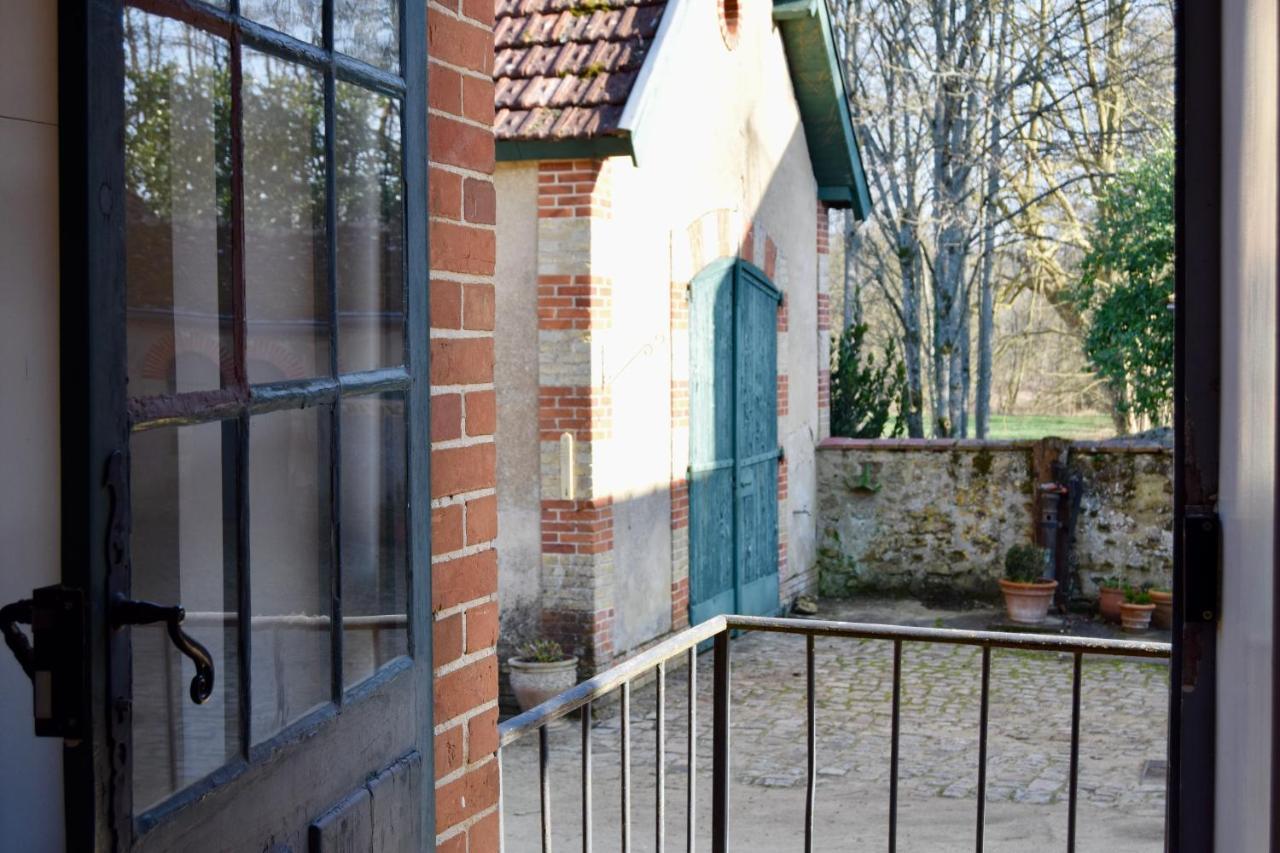 Cottages De Chateau De Vaux Yvre-l'Eveque Exterior photo