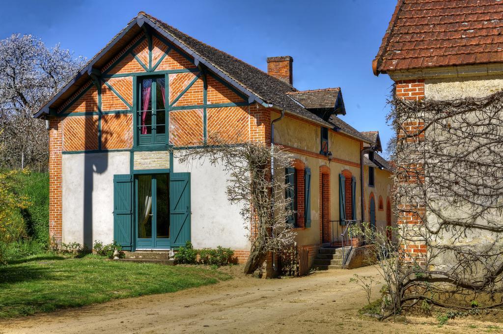 Cottages De Chateau De Vaux Yvre-l'Eveque Exterior photo